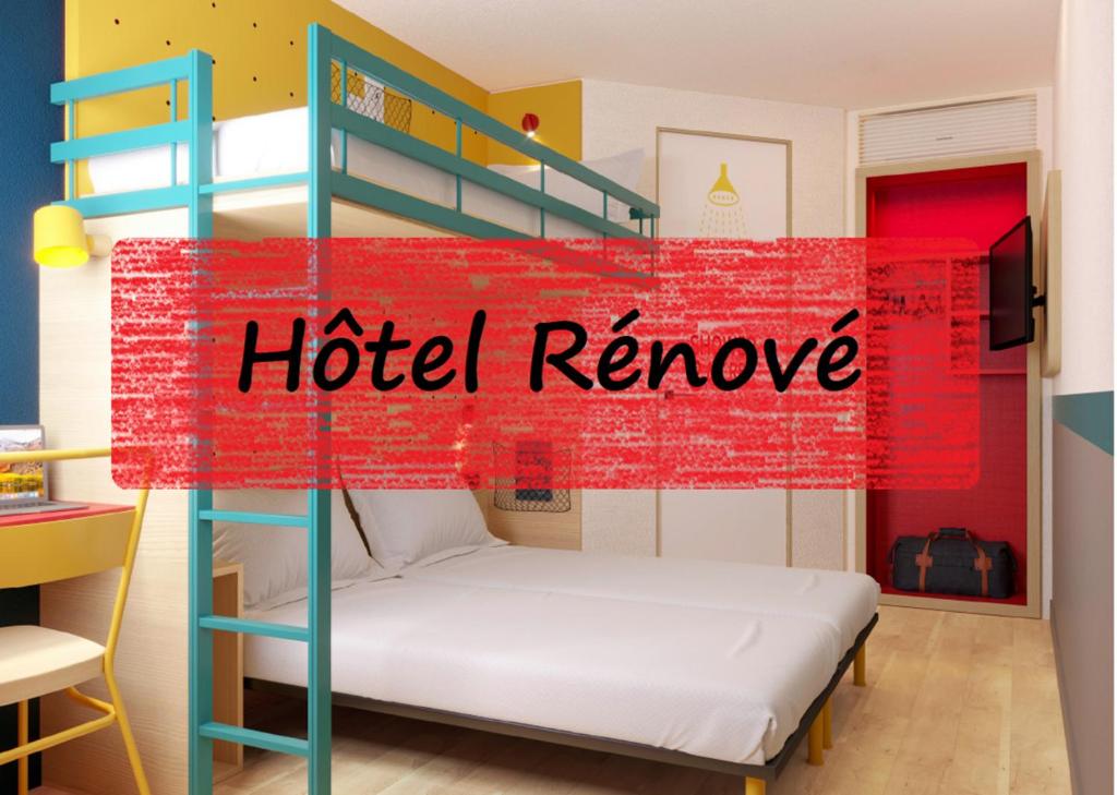 a bedroom with a bunk bed with the words hotel remove at Premiere Classe Marseille Vitrolles Aéroport in Vitrolles