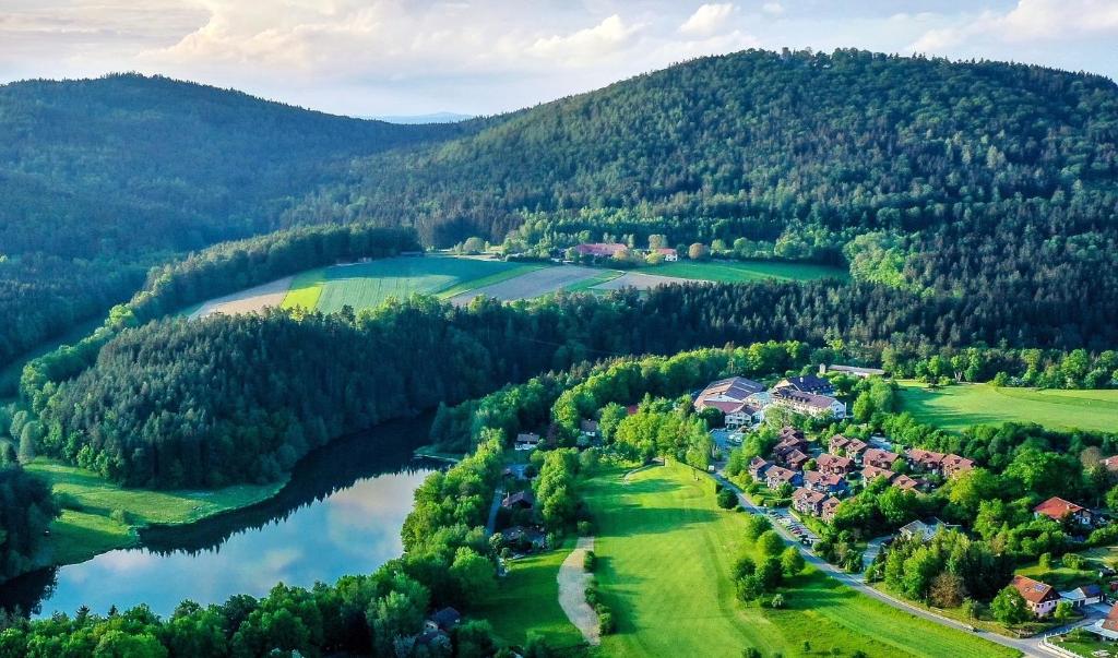 una vista aérea de un campo de golf y un lago en Hotel Wutzschleife, en Rötz