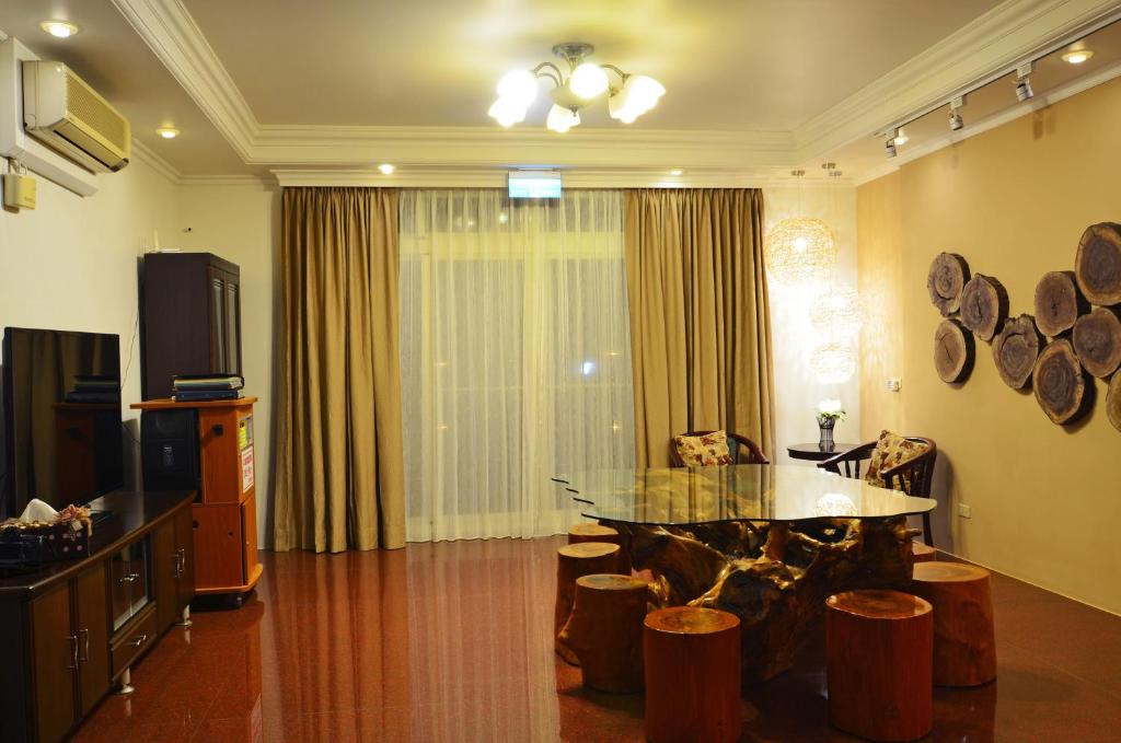 a living room with a glass table in a room at Yunju House in Jiaoxi