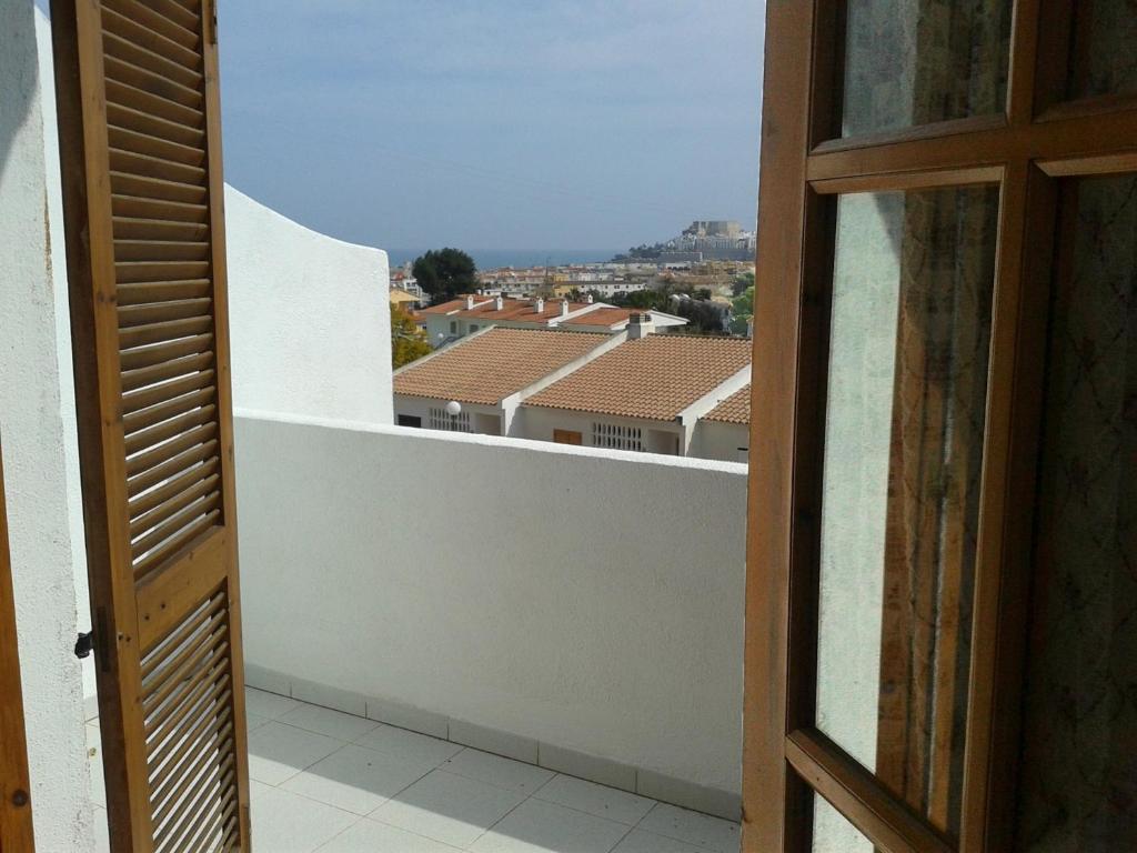 una puerta abierta a un balcón con vistas en Apartamentos La Cova 3000, en Peñíscola