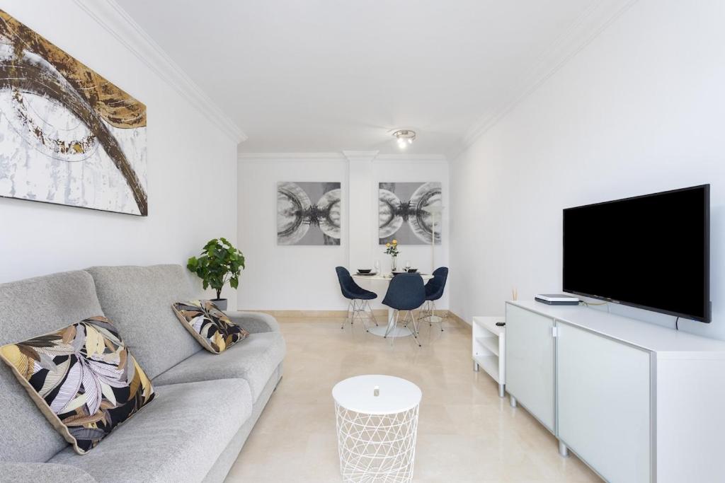 Televízia a/alebo spoločenská miestnosť v ubytovaní EDEN RENTALS Duke Ocean Views with AC
