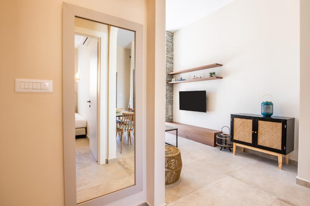 TV a/nebo společenská místnost v ubytování Euphoria Suites