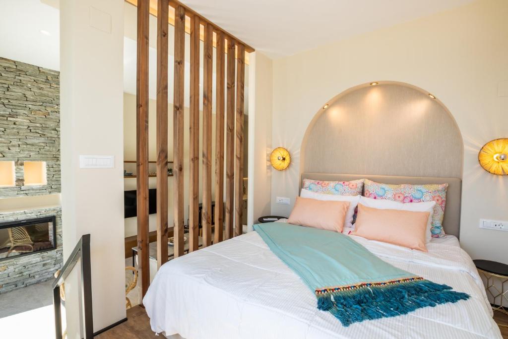 Postel nebo postele na pokoji v ubytování Euphoria Suites