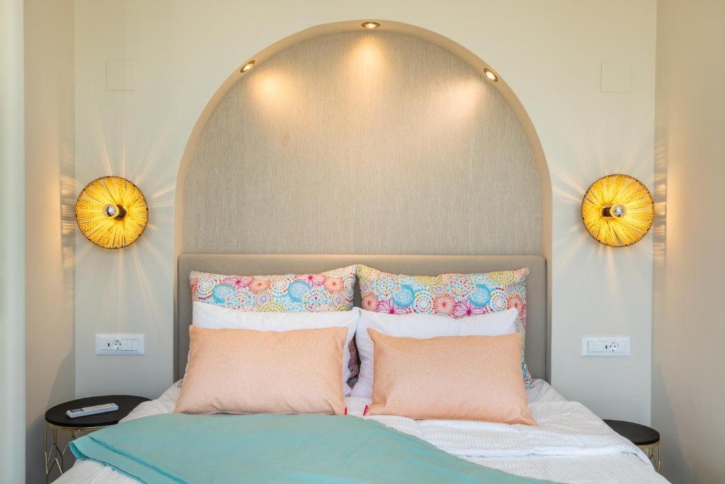 Postel nebo postele na pokoji v ubytování Euphoria Suites