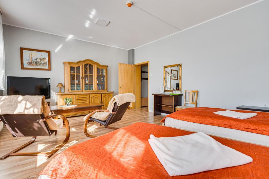 Televízia a/alebo spoločenská miestnosť v ubytovaní Hotel Sowa