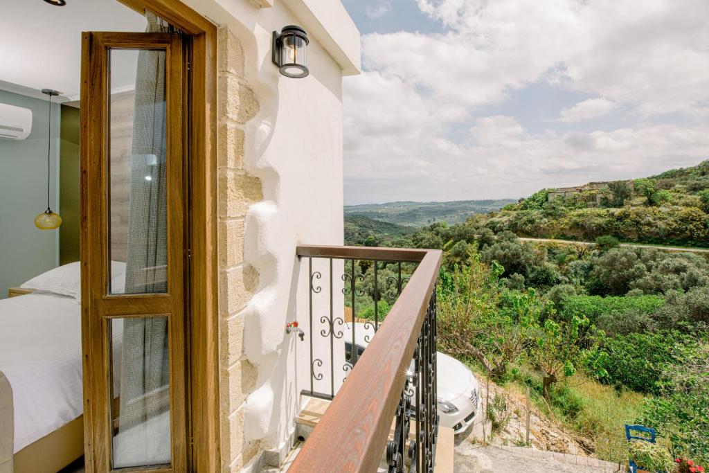 a room with a balcony with a view at Alonion Apartments in Yerakianá