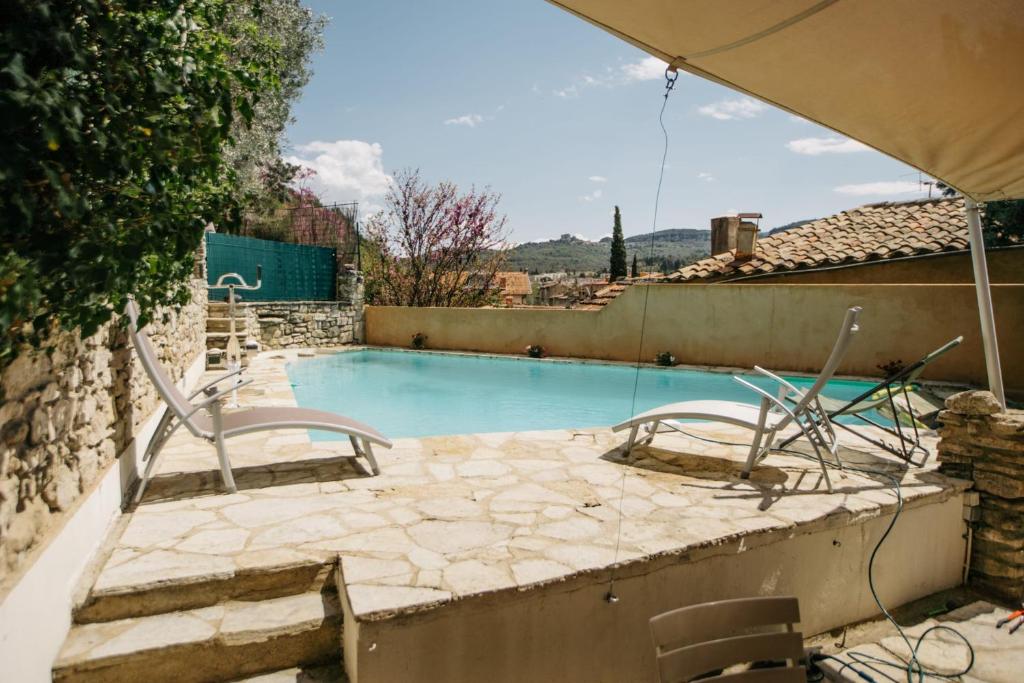 una piscina con 2 sillas y una mesa en Villa Balleti - private pool with a view, en Apt
