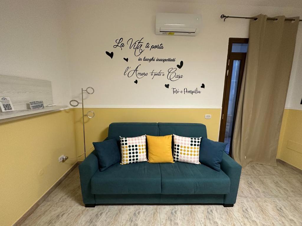 Khu vực ghế ngồi tại Casa vacanze (Totò e Pompilia)