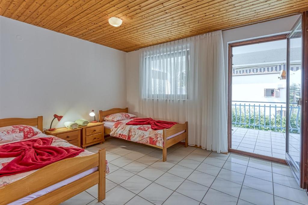 Łóżko lub łóżka w pokoju w obiekcie Apartments Kiki Spada