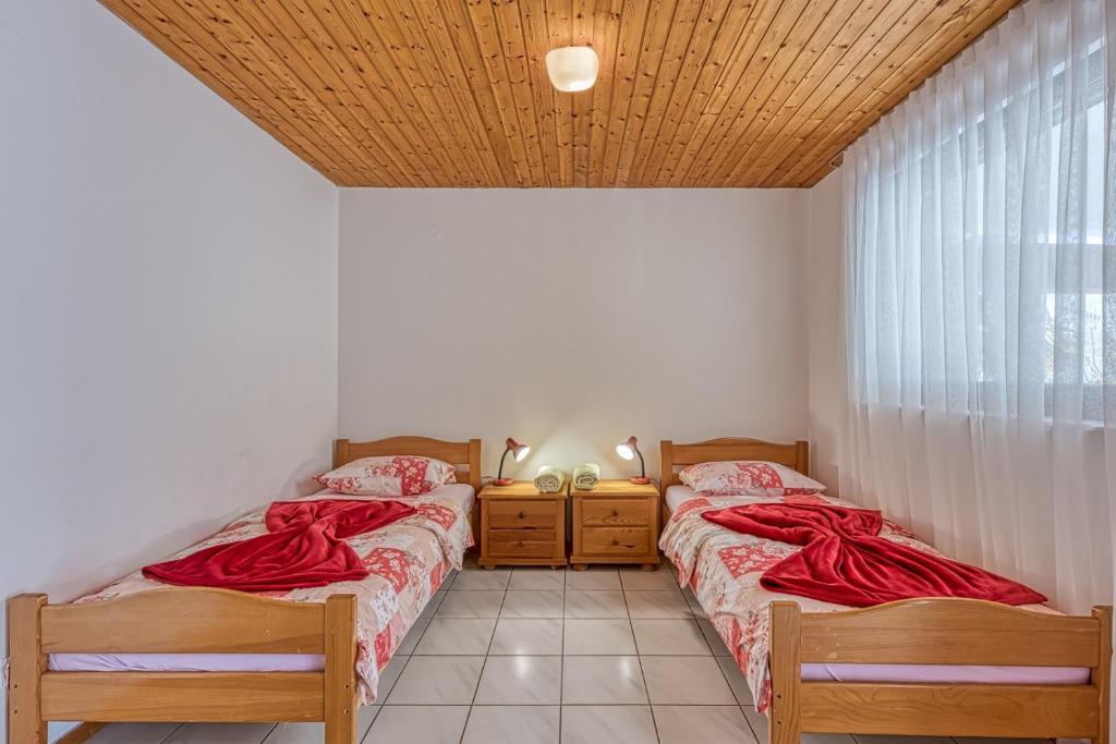 Łóżko lub łóżka w pokoju w obiekcie Apartments Kiki Spada