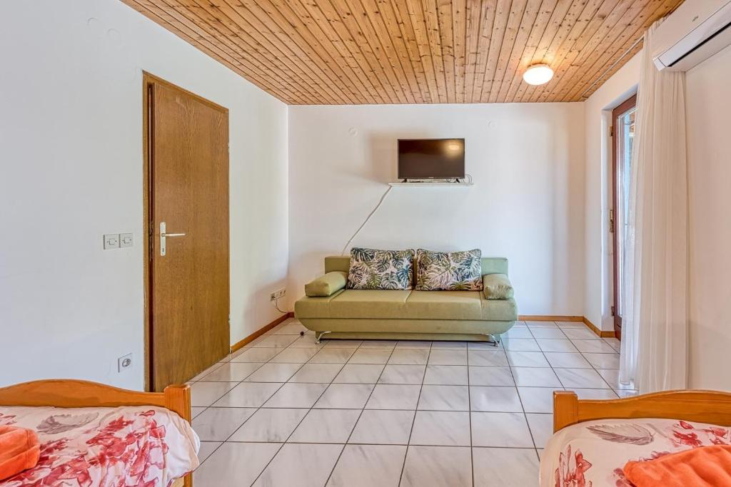 salon z kanapą i telewizorem w obiekcie Apartments Kiki Spada w Poreču