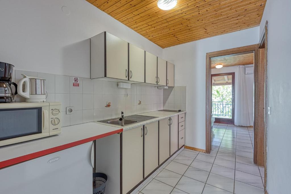 Kuchnia lub aneks kuchenny w obiekcie Apartments Kiki Spada