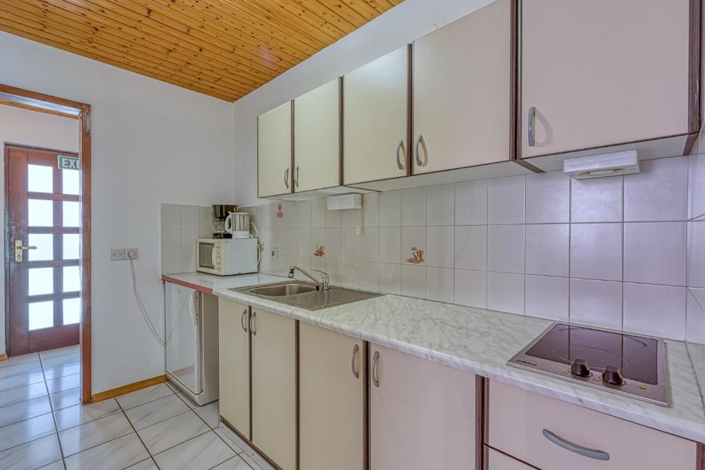 Kuchnia lub aneks kuchenny w obiekcie Apartments Kiki Spada