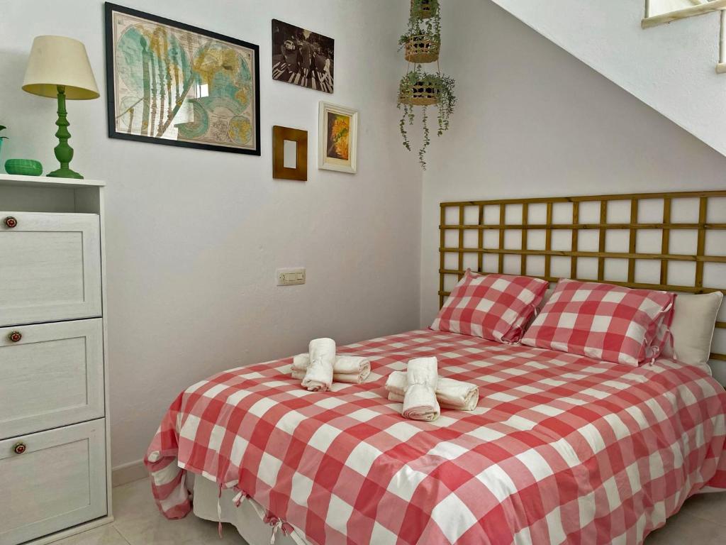 sypialnia z łóżkiem w kolorze czerwonym i białym w obiekcie Apartamento La Garceta - Ole Solutions w mieście Arcos de la Frontera