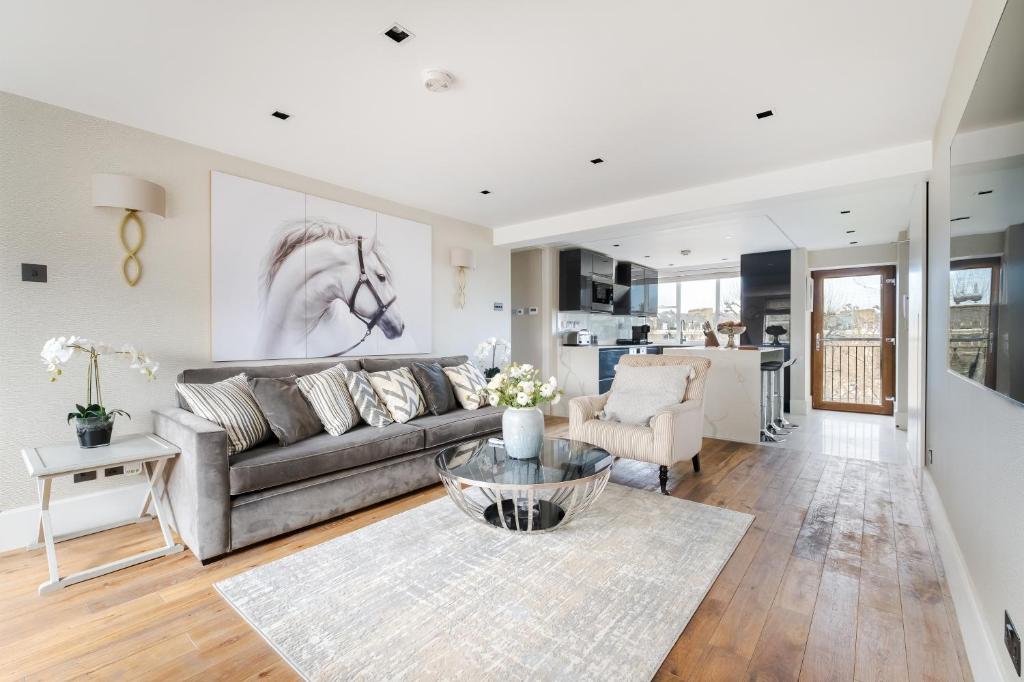 ein Wohnzimmer mit einem Sofa und einem Tisch in der Unterkunft Luxury 3 Bedrooms Apartment in Central London in London