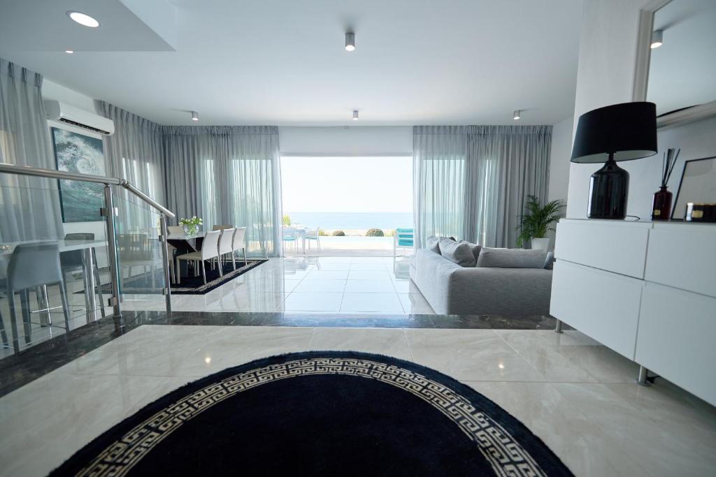 Posezení v ubytování Olymp Luxury Villa C - Seafront Elegance with Infinity Pool and Exclusive Lifestyle