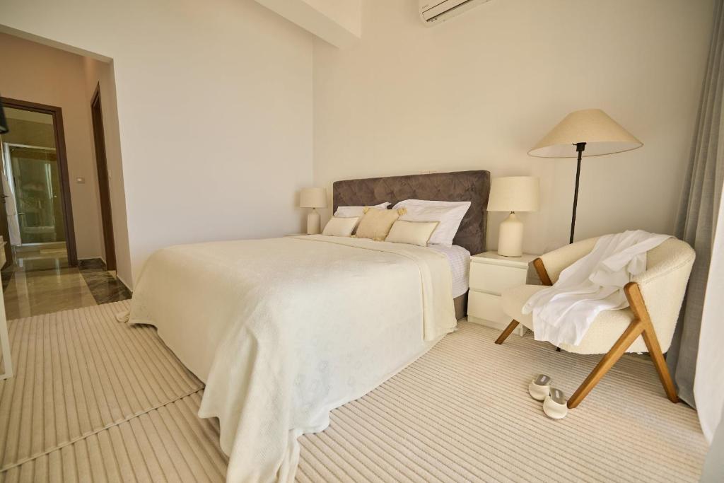Postel nebo postele na pokoji v ubytování Olymp Luxury Villa C - Seafront Elegance with Infinity Pool and Exclusive Lifestyle