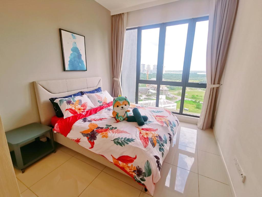 een slaapkamer met een bed met een knuffeldier erop bij Legoland - HappyWonder Suite for Family ,Cozy, Wifi with Nice Garden Pool View! in Nusajaya