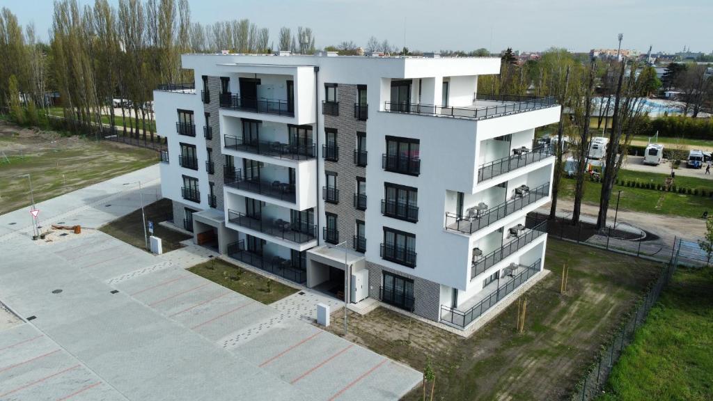 una vista aérea de un edificio de apartamentos blanco en Rivapark en Dunajská Streda