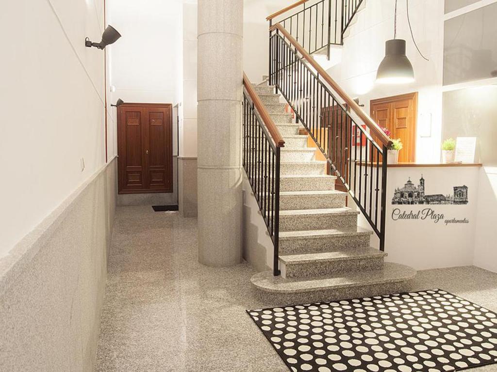 un corridoio con scala in una casa di Apartamentos Catedral Plaza 3000 a Granada