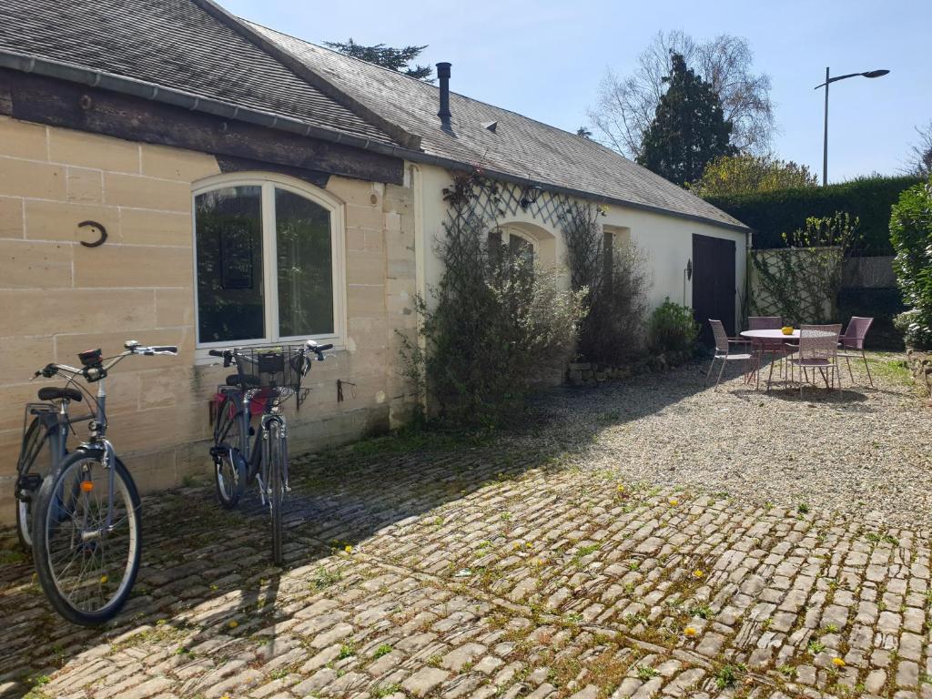 dos bicicletas estacionadas frente a una casa en LA MAISON DE NACRE en Douvres-la-Délivrande