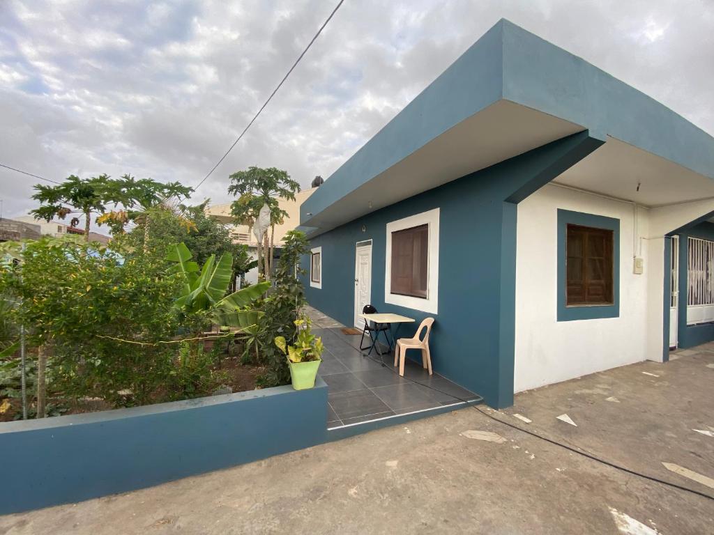 Maison bleue et blanche avec patio dans l'établissement Casa Chiquinha, à Ribeira da Prata