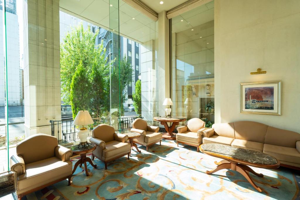 eine Lobby mit Sofas und Stühlen und einem großen Fenster in der Unterkunft KOKO Hotel Nagoya Sakae in Nagoya