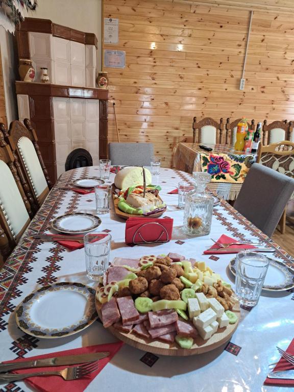 a table with a plate of food on it at Casa Utan in Văleni