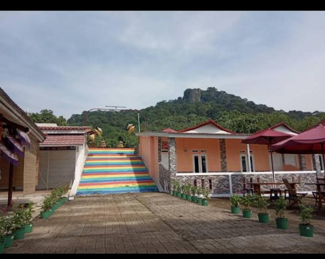 Una casa con una alfombra de colores. en Monthong twbm Rumpin, en Sawah