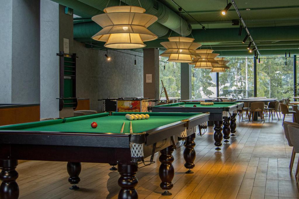 Biliár nebo kulečník v ubytování HVOYA Apart-Hotel & SPA