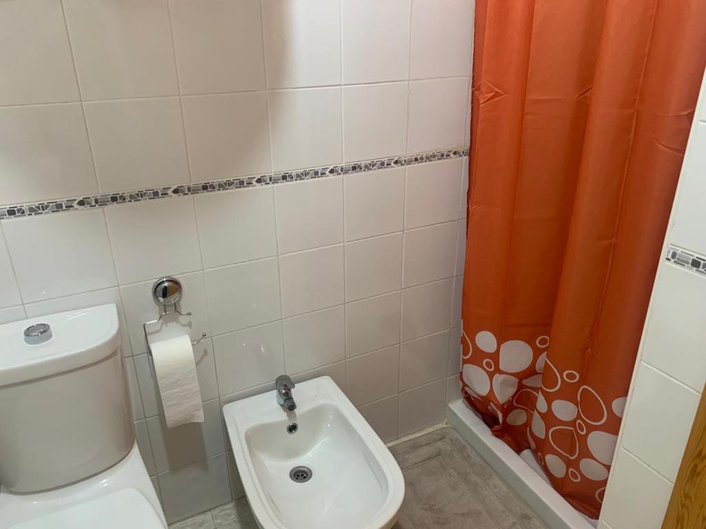 Fotografie z fotogalerie ubytování Alquilo hermoso apartamento en la paradisiaca Oropesa del Mar, 2habitaciones, 1 baño, cocina, salón, aire acondicionado y balcón a 400 metros de la playa Morro de Gos, muy cerca de supermercados, comercios y bares v destinaci Oropesa del Mar