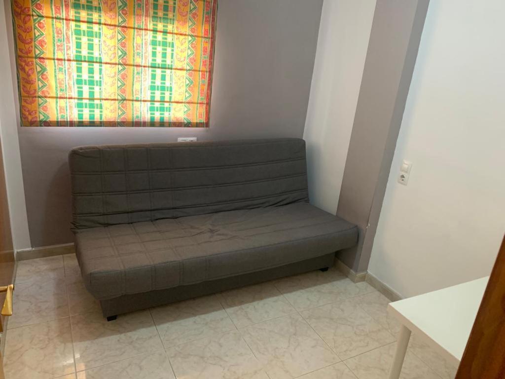 Fotografie z fotogalerie ubytování Alquilo hermoso apartamento en la paradisiaca Oropesa del Mar, 2habitaciones, 1 baño, cocina, salón, aire acondicionado y balcón a 400 metros de la playa Morro de Gos, muy cerca de supermercados, comercios y bares v destinaci Oropesa del Mar