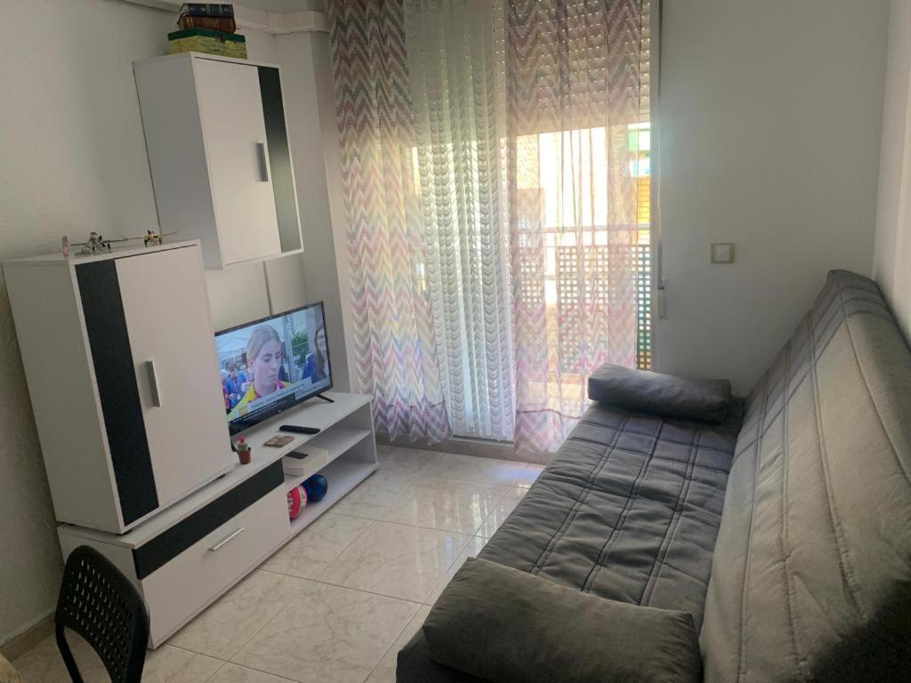 Fotografie z fotogalerie ubytování Alquilo hermoso apartamento en la paradisiaca Oropesa del Mar, 2habitaciones, 1 baño, cocina, salón, aire acondicionado y balcón a 400 metros de la playa Morro de Gos, muy cerca de supermercados, comercios y bares v destinaci Oropesa del Mar