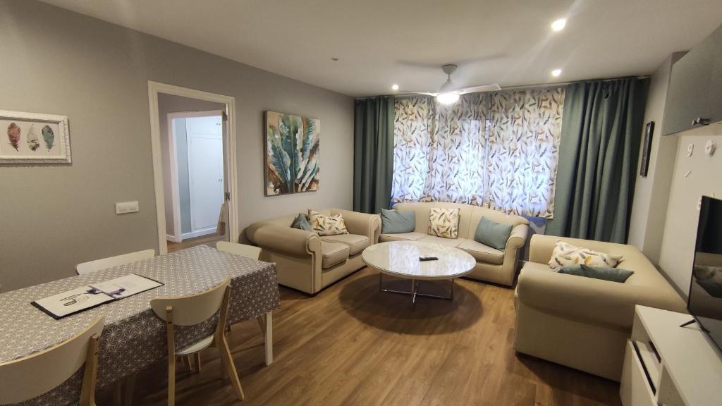 sala de estar con sofá y mesa en SUITEDREAMS - Avet 31 en Andorra la Vella