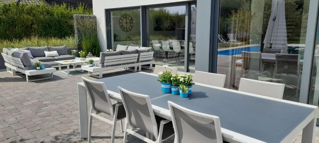 Posezení v ubytování Villa Blue Garden B&B Vlaamse Ardennen nabij Pairi Daiza
