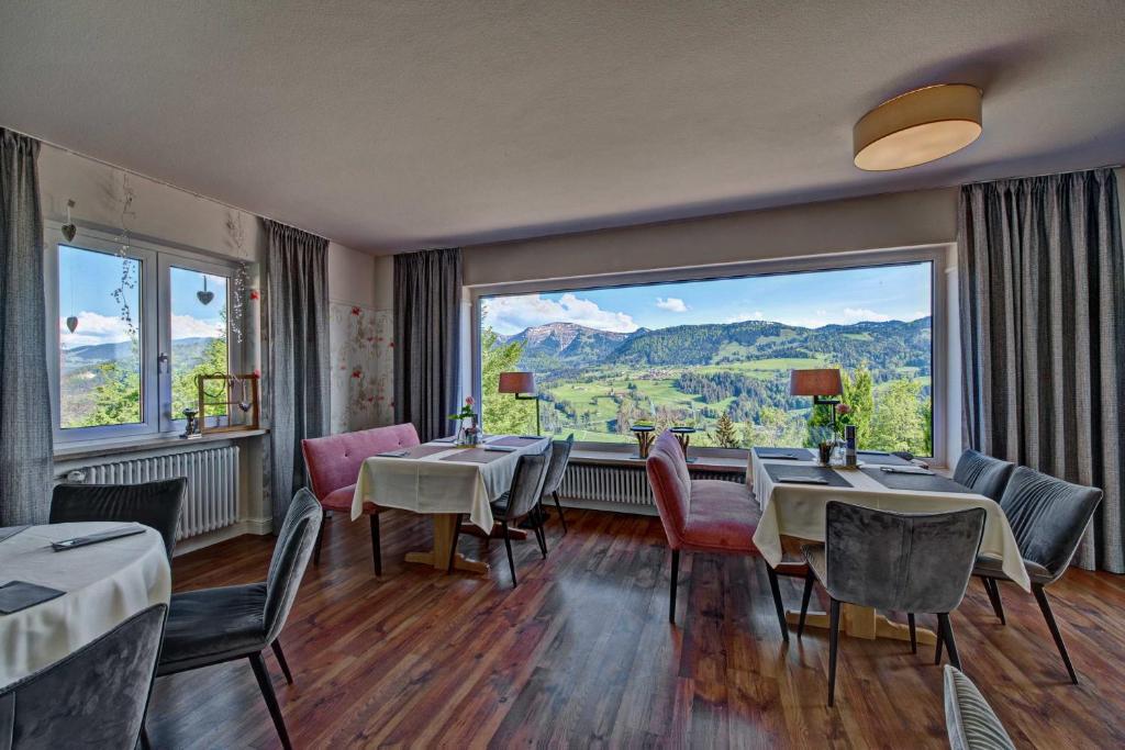 Nespecifikovaný výhled na hory nebo výhled na hory při pohledu z hotelu