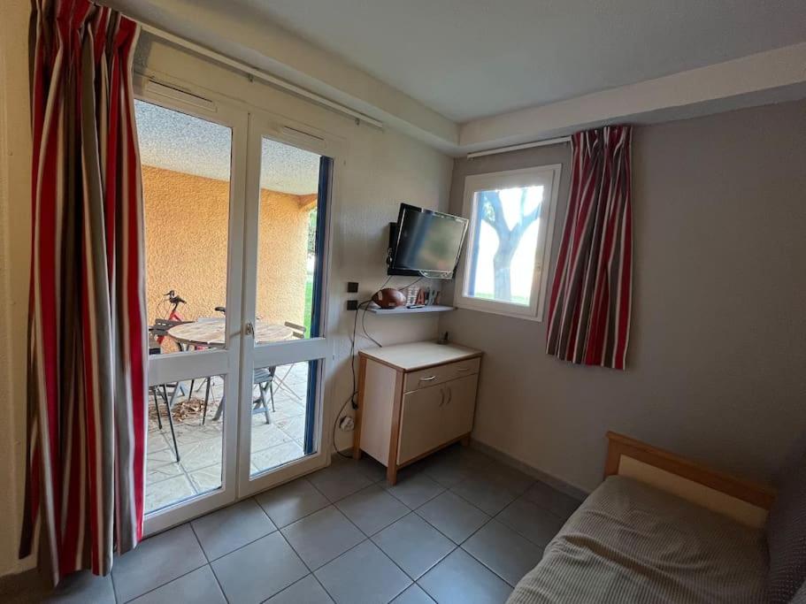 Televízia a/alebo spoločenská miestnosť v ubytovaní Charmant appartement en Village Club avec piscine