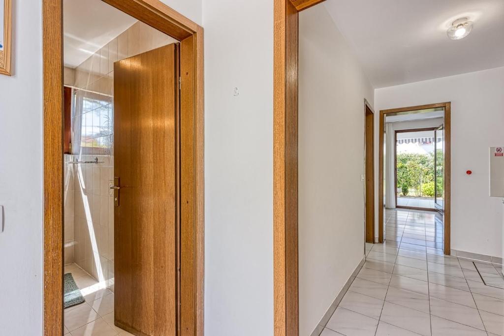 korytarz z drewnianymi drzwiami w domu w obiekcie Apartments Kiki Spada w Poreču