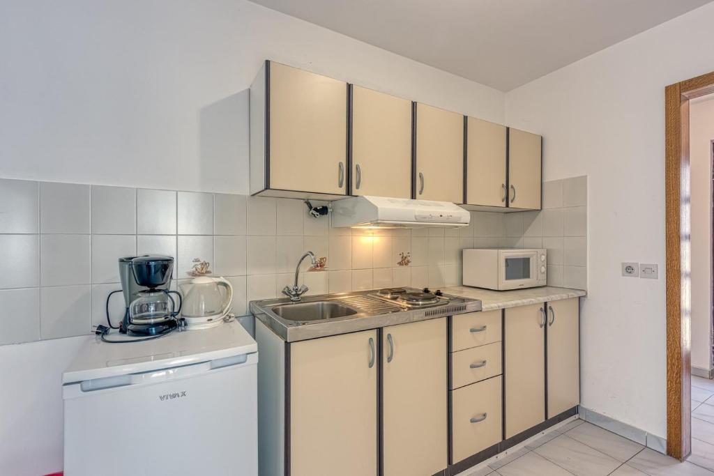 Kuchnia lub aneks kuchenny w obiekcie Apartments Kiki Spada