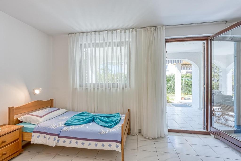Łóżko lub łóżka w pokoju w obiekcie Apartments Kiki Spada