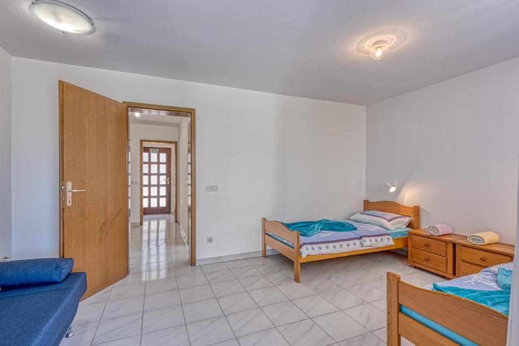 Łóżko lub łóżka w pokoju w obiekcie Apartments Kiki Spada