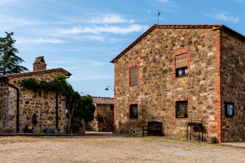 an old stone building with aventh floor at La Moiana in San Quirico dʼOrcia