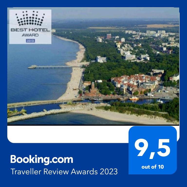 widok na rzekę z miastem w oddali w obiekcie No.1 Apartments - Kołobrzeg Beach Centrum w Kołobrzegu