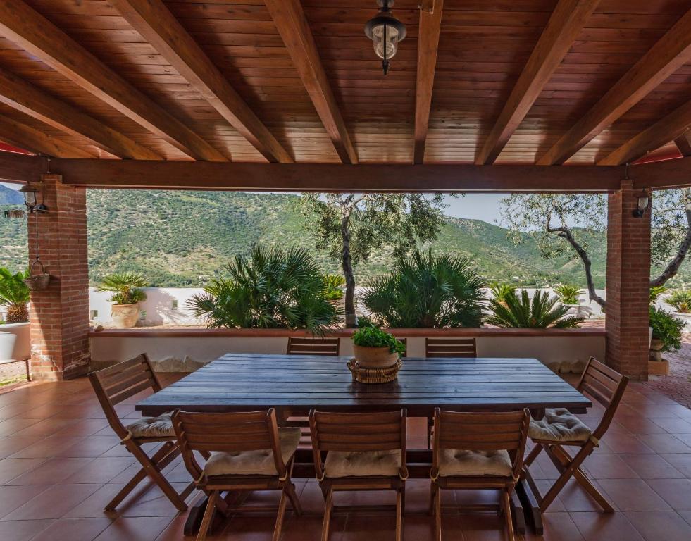 een eetkamer in de openlucht met een blauwe tafel en stoelen bij Casa Mattinatella in Mattinata