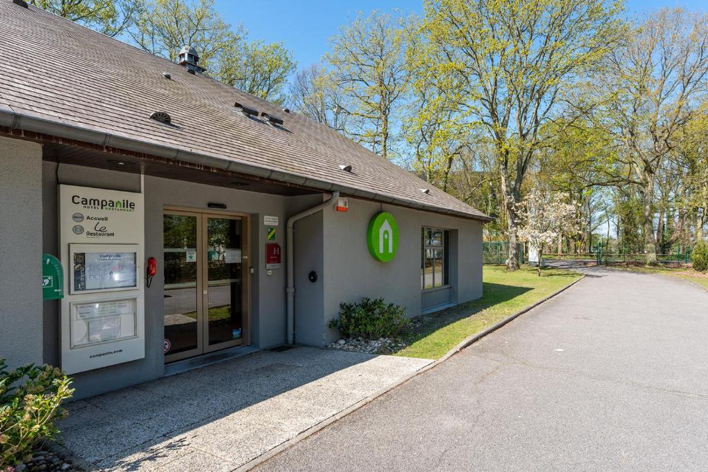 un bâtiment avec l'entrée d'une pharmacie dans l'établissement Campanile Rouen Sud - Zénith - Parc Expo, à Saint-Étienne-du-Rouvray