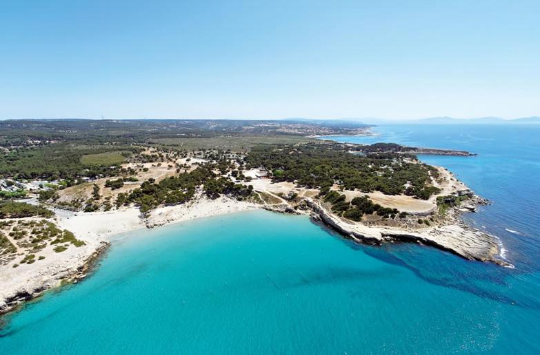 an aerial view of an island in the ocean at La Belle Vue in Sausset-les-Pins