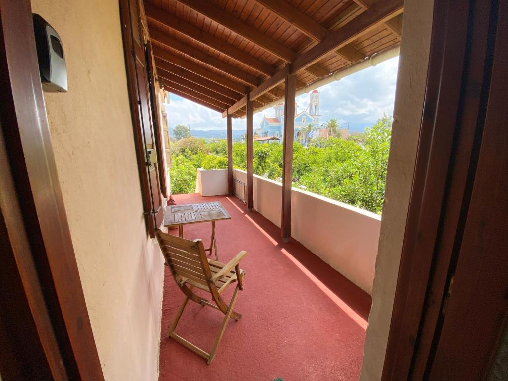 - un balcon avec deux chaises et une table dans l'établissement Dusk Apartments with Stunning Mountain View, à La Canée