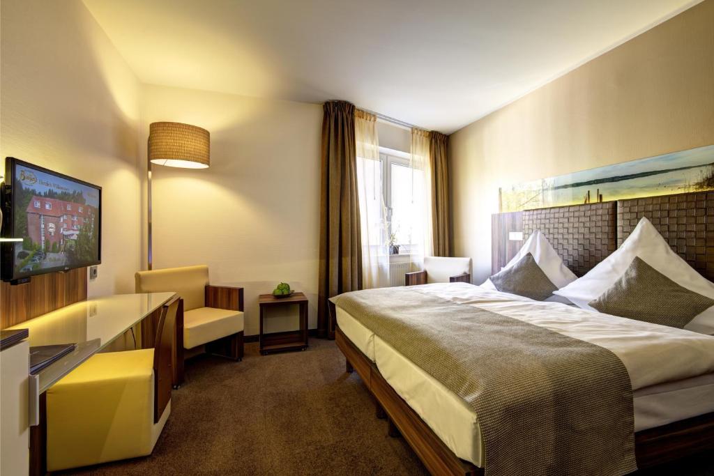 Postel nebo postele na pokoji v ubytování Hotel Am Badepark