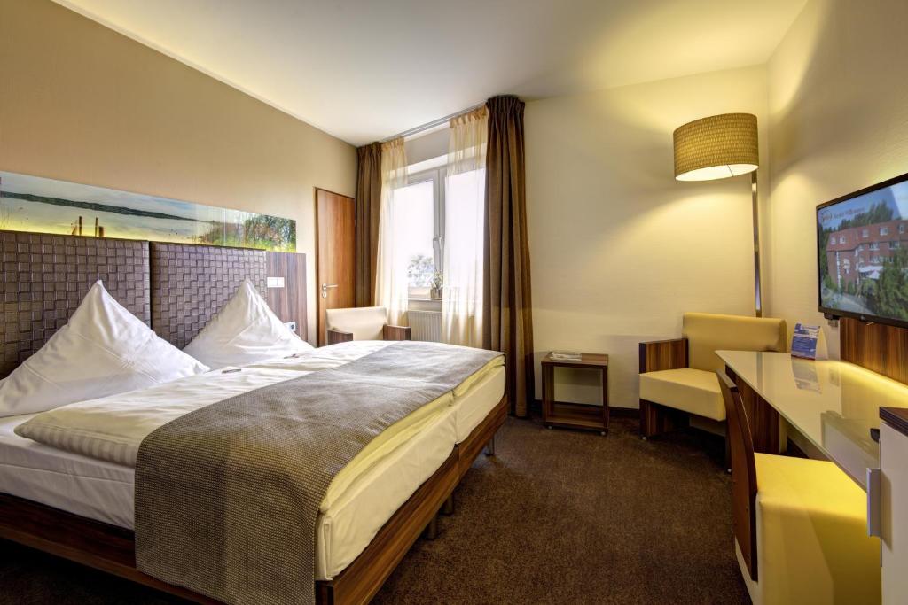 Postel nebo postele na pokoji v ubytování Hotel Am Badepark