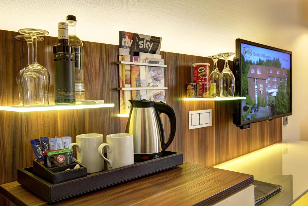 Příslušenství pro přípravu čaje a kávy v ubytování Hotel Am Badepark